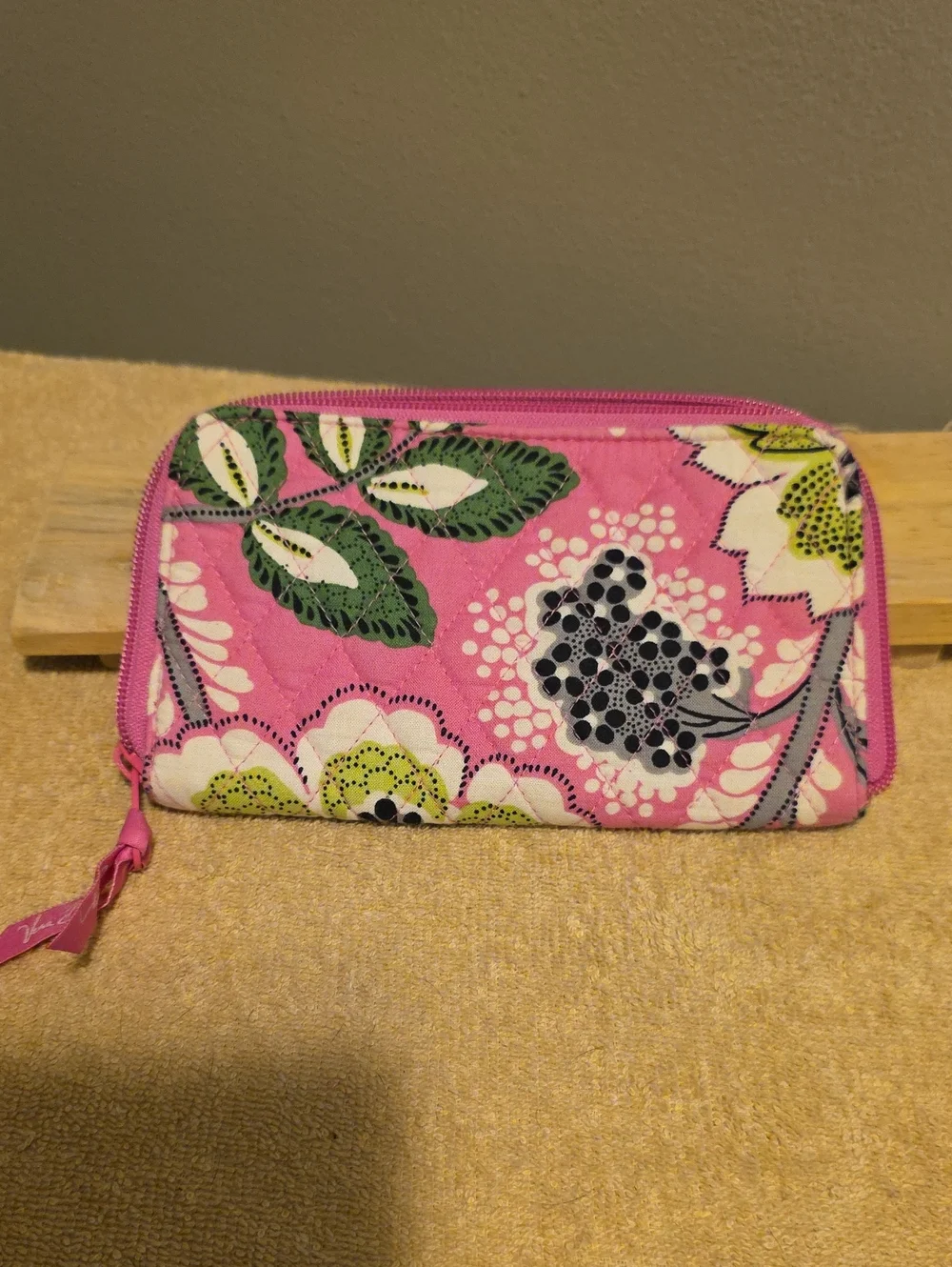 Vera Bradley- Floral Quilted Pink Women's Zip Wallet - Inv.505